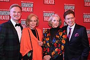 Die Kesseler Zwillinge Alice und Ellen Kessler in Begleitung von Prof. Dr. Bruno Meiser (r.) @ Cabaret Premiere im Deutschen Theater (©Foto:Martin Schmitz)